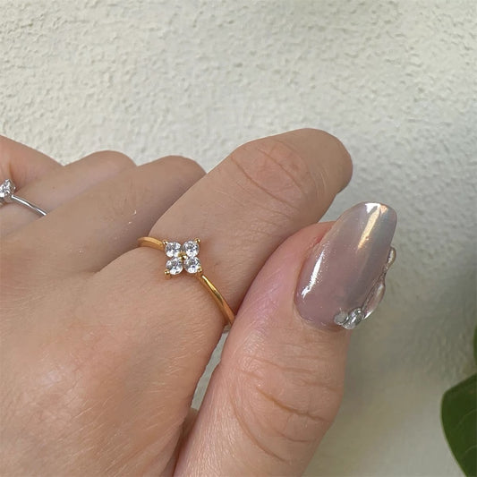 Anillo Fino de Mujer con Flor Estrellada y Brillantes