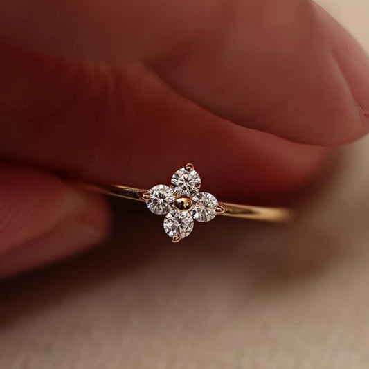 Anillo Fino de Mujer con Flor Estrellada y Brillantes