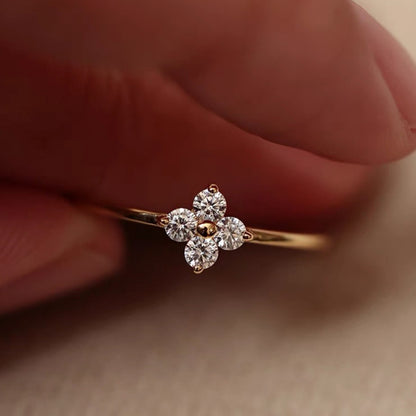 Anillo Fino de Mujer con Flor Estrellada y Brillantes