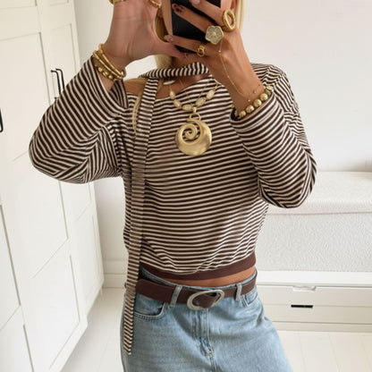 Polera de Manga Larga con Estampado de Rayas Diagonales y Estilo Elegante