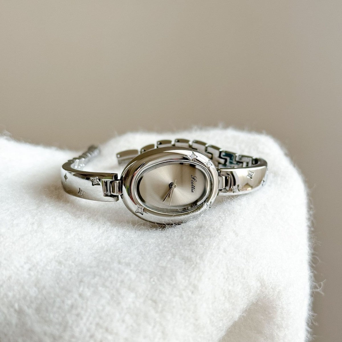 Reloj de Pulsera con Disco Ovalado