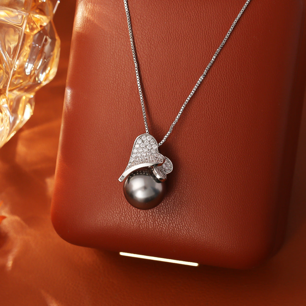 Collar Elegante de Perla con Colgante de Hoja