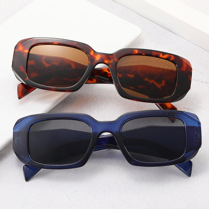 Gafas de sol de marco grande, retro a la moda.