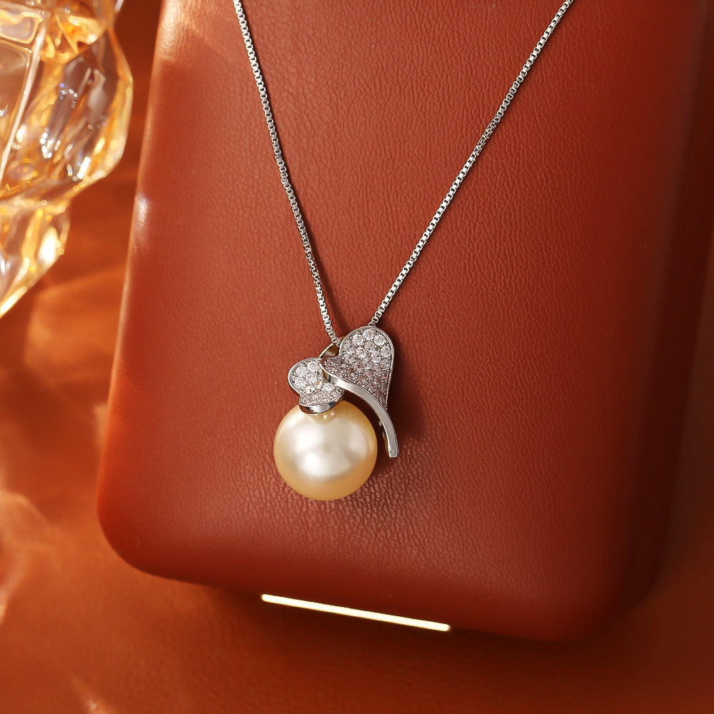 Collar Elegante de Perla con Colgante de Hoja