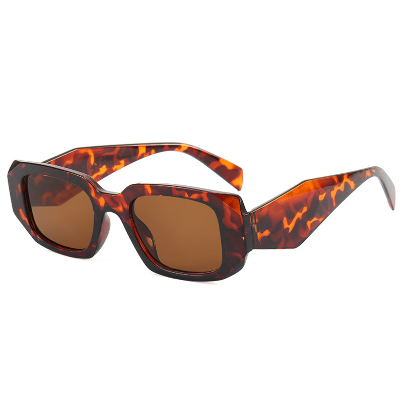 Gafas de sol de marco grande, retro a la moda.