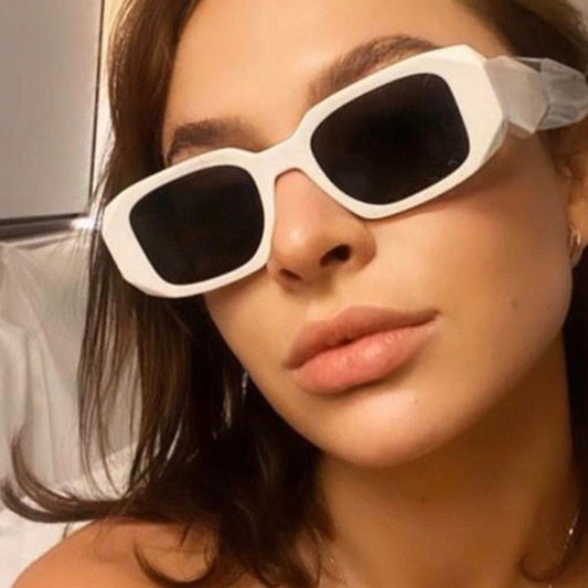 Gafas de sol de marco grande, retro a la moda.