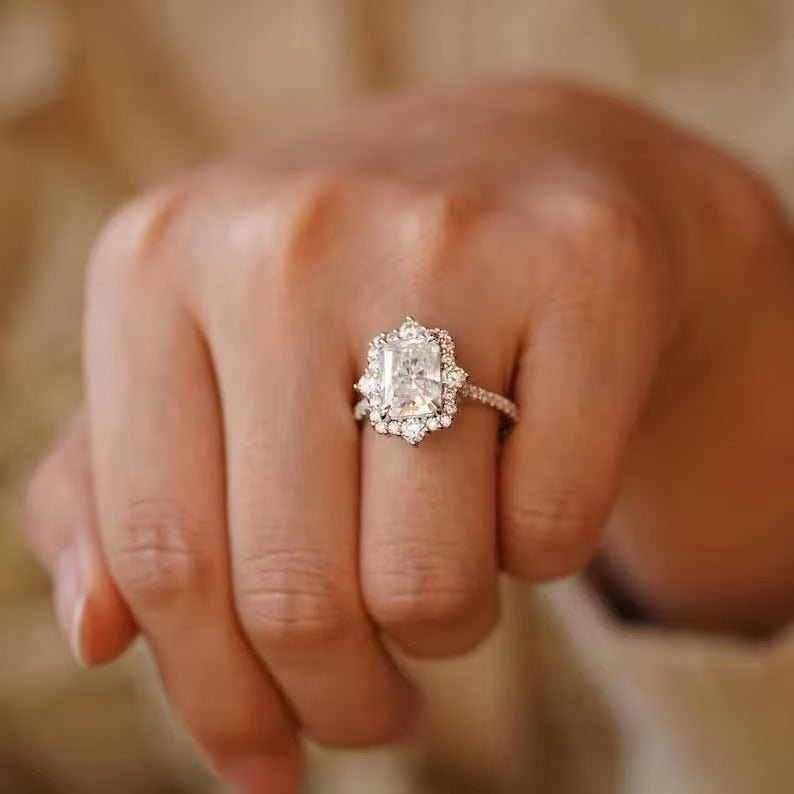 Anillo Elegante y a la Moda con Piedra Rectangular Tipo Diamante