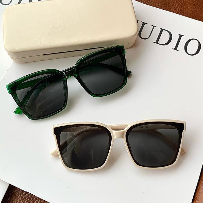 La calle de moda disparando grandes gafas de hip hop