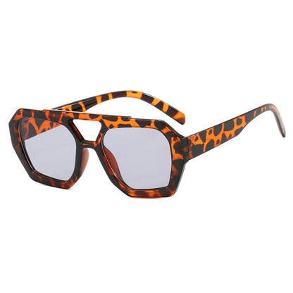 Gafas de sol de gran marco Leopard de verano .